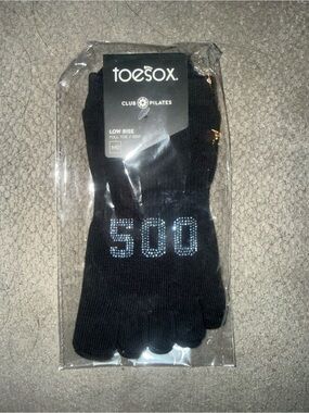 toesox WOMEN’s Low-Rise Full-Toe Pilates Socks in Black with Silver Grip